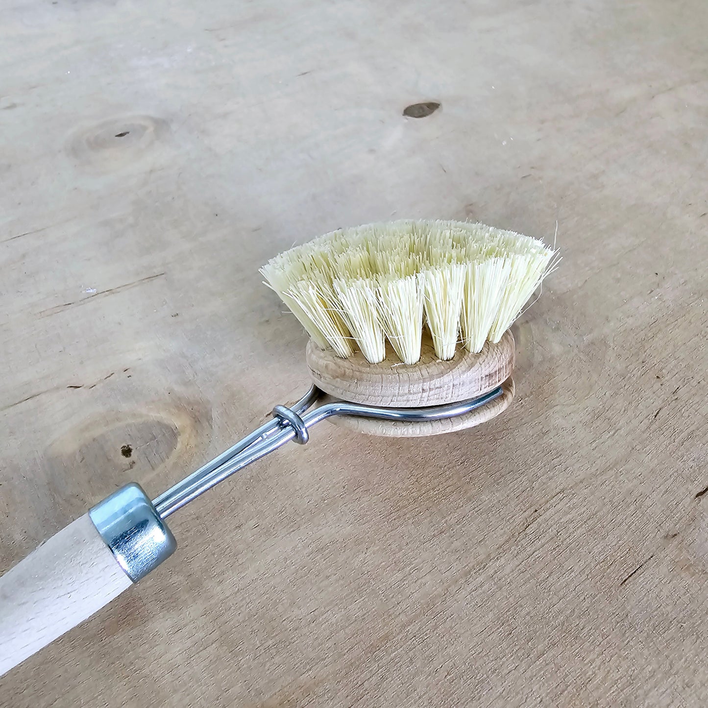 kleine Holzbürste mit Naturfaser